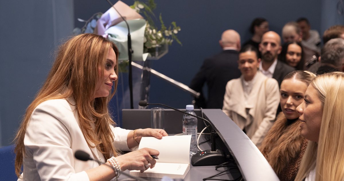 Bitnonet's tweet card. U ispunjenoj dvorani Vijenac na zagrebačkom Kaptolu, sinoć je održana promocija knjige Simone Mijoković “Kako sam tražila ljubav”. Na promociji okupljenima su se obratili voditelj Kuće susreta Tabor...