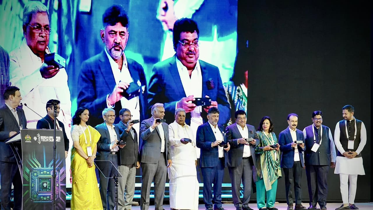 AsianetNewsSN's tweet card. ಕರ್ನಾಟಕ ಸರ್ಕಾರವು ರಾಜ್ಯದ ಡಿಜಿಟಲ್ ಅಂತರವನ್ನು ಕಡಿಮೆ ಮಾಡಲು, ಸಂಪೂರ್ಣವಾಗಿ ಸ್ಥಳೀಯವಾಗಿ ವಿನ್ಯಾಸಗೊಳಿಸಿದ ಕೈಗೆಟುಕುವ, AI-ಸಿದ್ಧ ಪರ್ಸನಲ್‌ ಕಂಪ್ಯೂಟರ್ 'KEO' ಅನ್ನು ಅನಾವರಣಗೊಳಿಸಿದೆ.