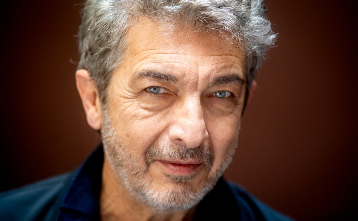 elpaismexico's tweet card. El actor, de 68 años, que encarna a un héroe popular en la serie ‘El eternauta’, basada en el clásico de la novela gráfica argentina de los años cincuenta, se confiesa golpeado tras la muerte en...