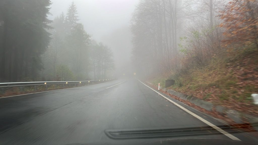 alephnewsmedia's tweet card. ANM a emis cod galben de ceață în București și 14 județe, cu vizibilitate redusă local sub 200 m și izolat sub 50 m