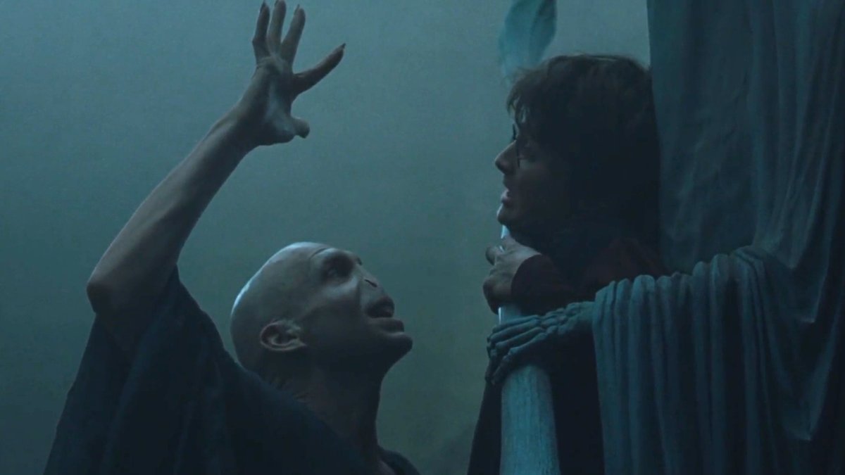 dggfthr's tweet card. Daniel Radcliffe nem úszta meg szárazon