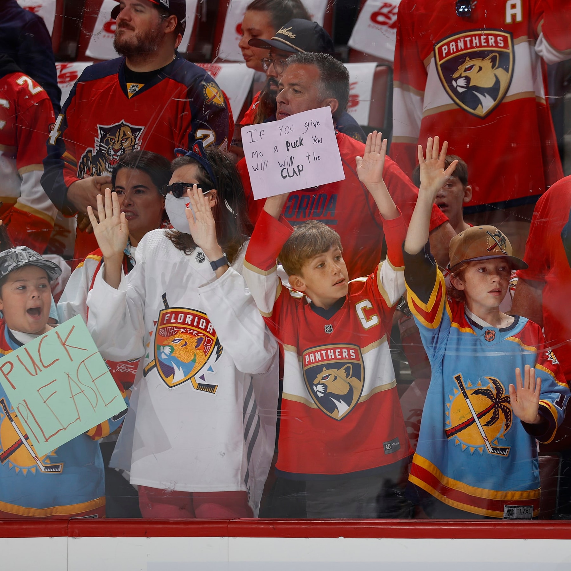 SaraCivian's tweet card. The past few days have been particularly annoying on hockey Twitter, and you know that's saying a lot if you've spent any amount of time hanging out there. For example, these gems..