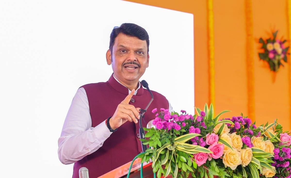 NDTVMarathi's tweet card. Mumbai News: मुख्यमंत्री फडणवीस यांनी मुंबईतील पूर्व-पश्चिम आणि दक्षिण-उत्तर जोडणी सुधारण्यासाठी सुरू असलेल्या अनेक प्रकल्पांची यादी दिली. 