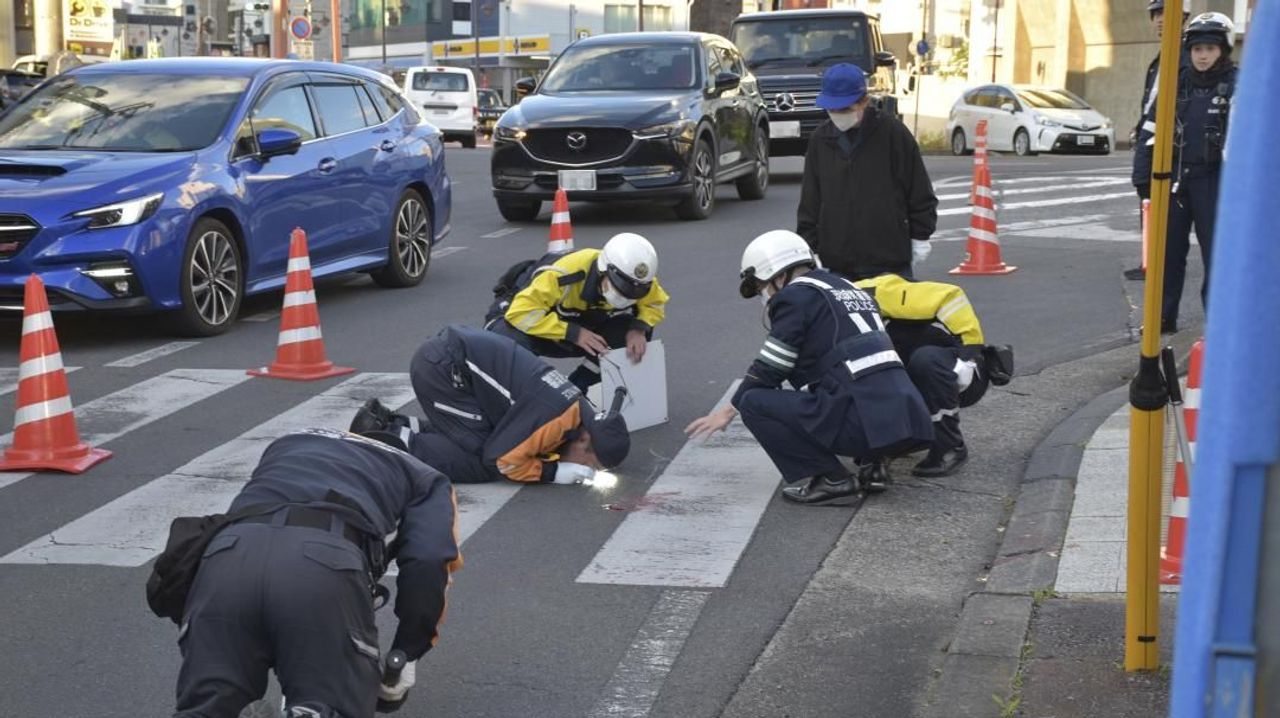 YahooNewsTopics's tweet card. 18日午後2時20分ごろ、茨城県水戸市大工町1丁目の県道交差点で、歩いて横断歩道を渡っていた3歳ぐらいの女児が左折してきた乗用車にはねられた。市消防局などによると、女児は意識不明の重体で搬送されたが