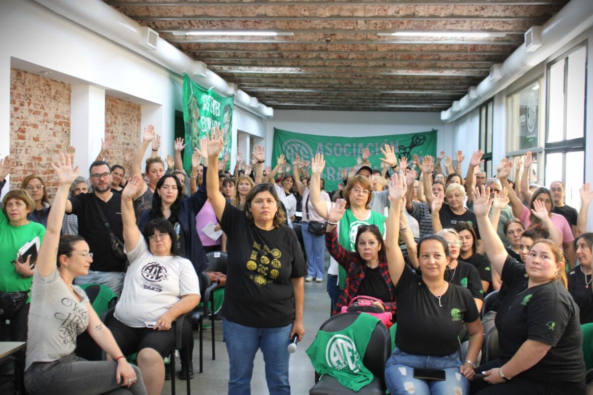 lorennadoc's tweet card. Los estatales se movilizarán el 19 de noviermbre contra las reformas laboral, impositiva y previsional impulsadas por Milei. Habrá múltiples concentraciones y una marcha a Sarmiento y Rioja, sede de...