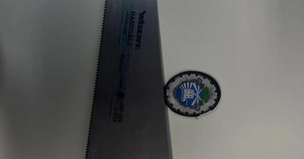 PoliciAPB_SPPLB's tweet card. Agentes de la Policía Portuaria requisaron la herramienta al hombre que exigió a una conductora que le pagase tras estacionar. Agentes de la Policía Portuaria de Palma intervinieron este miércoles...