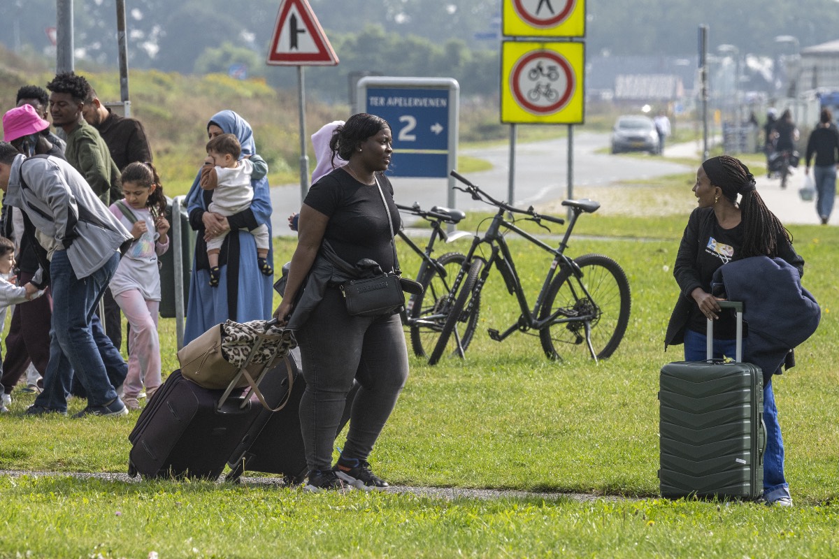 NieuwRechtsNL's tweet card. De rijksoverheid meldt dat de asielinstroom vorige week ongeveer duizend mensen bedroeg. Dat is vrijwel gelijk aan het aantal aanvragen dat Denemarken, aldus Refugees Welcome, in de eerste acht maande