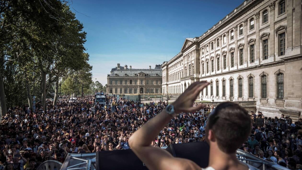 JFGuyot's tweet card. Une dizaine de chars et des dizaines de milliers de personnes ont rendez-vous dans les rues de la capitlae, le 24 septembre 2022, pour célébrer la musique techno et tous ses courants : house, trance,...