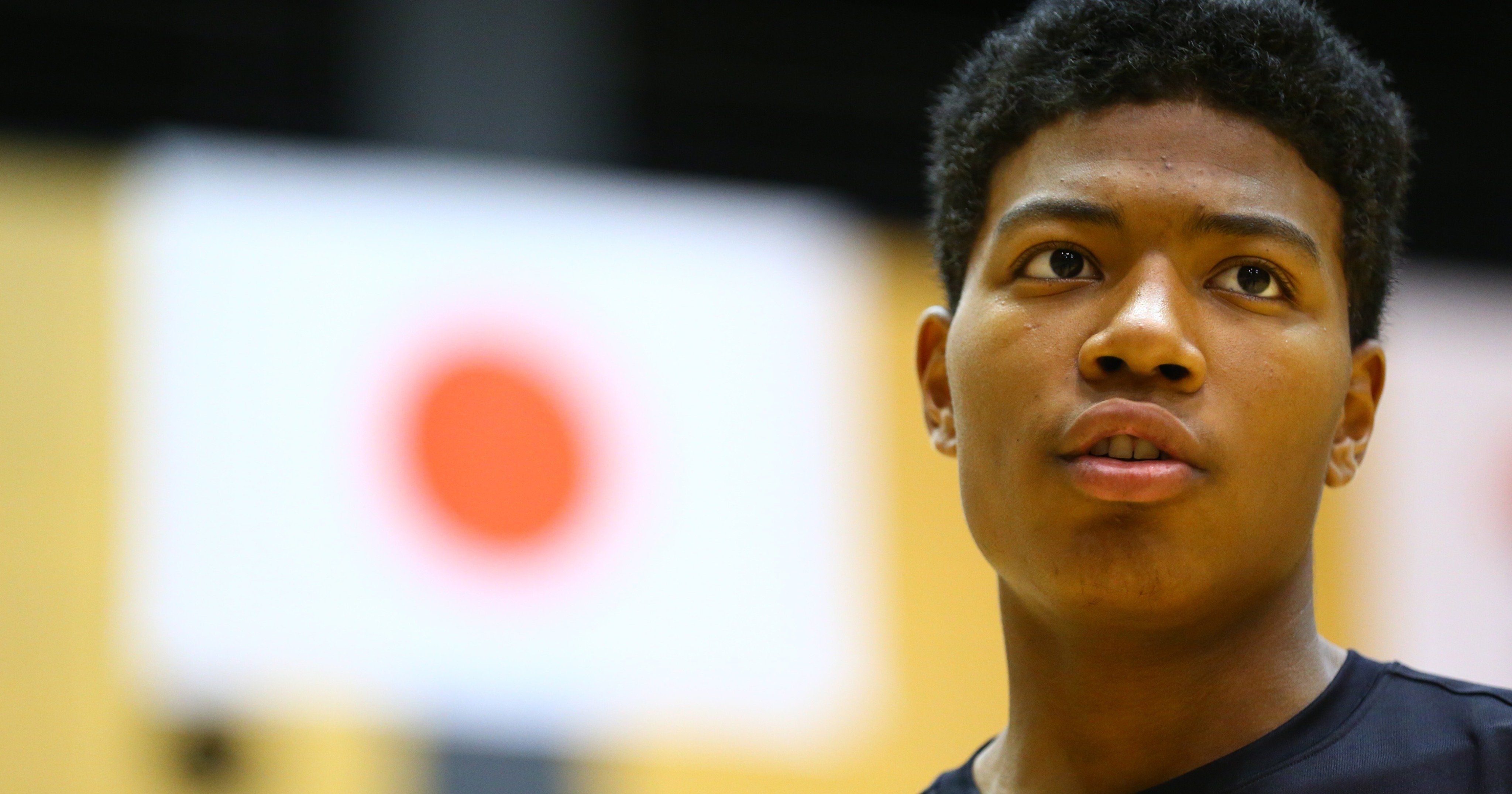 yokomiyaji's tweet card. 日本時間11月24日、バスケットボール男子日本代表が、グアムでFIBAアジアカップ2025予選の試合を戦っていたのと同じ頃、八村塁は、ロサンゼルス・レイカーズの本拠地、クリプトドットコム・アリーナで、日本代表に対する思いを語っていた。