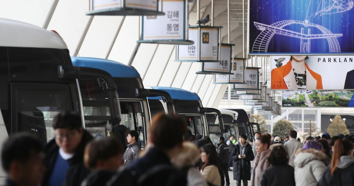 developermin1's tweet card. 49년 된 서울 서초구 반포동 서울고속버스터미널(경부·영동·중앙선)이 60층 내외의 초고층 주상복합 빌딩으로 재개발될 전망이다. 터미널은 지하로 들어가고 주거·편의·문화 복합시설이 지상에 조성된다. 18일 국민일보 취재를 종합하면 서울시는 최근 신세계센트럴시티(신세계백화점 자회사)를 서울고속버스터미널 재개발 사전협상 대상자로 선정했다. 또 재개발 계획안을