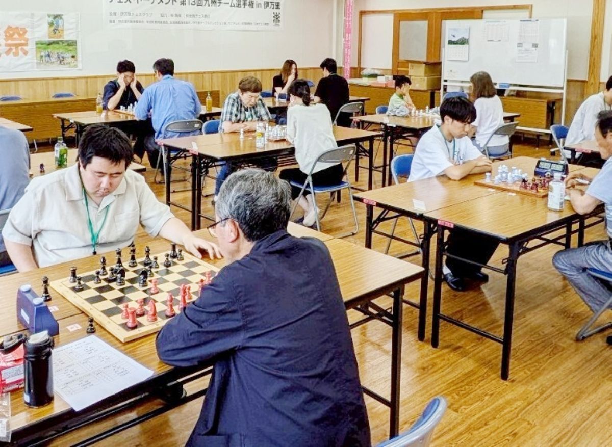 imarichess_c's tweet card. 13回目のチェス大会「九州チーム選手権in伊万里」が6月29日、伊万里市の大坪コミュニティセンターで開かれた。ひんやりした有田焼のチェス駒を手に、九州各地から集まった18人が盤上で火花を散らした。　伊万里チェスクラブが主催し、有田焼の窯元「陶楽」（有田町）が製作した有田焼チェス駒を使った。熊本大学チェスサークルなど、県内外から3人1組の6チームが出場した。小学1年生から70代まで幅広い年齢層...