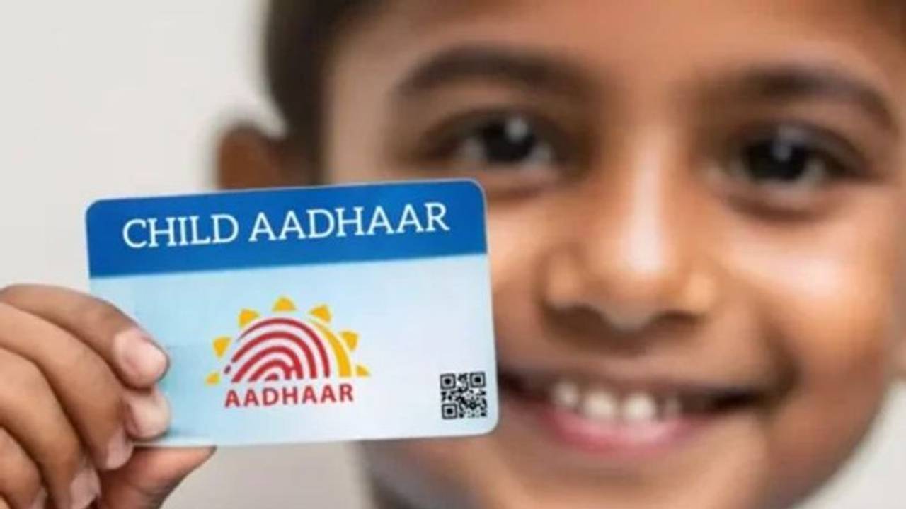 AsianetNewsTM's tweet card. UIDAI, 5 முதல் 17 வயதுக்குட்பட்ட குழந்தைகளின் ப்ளூ (Baal) ஆதார் பயோமெட்ரிக் அப்டேட் செயல்முறையை எளிதாக்கியுள்ளது. பள்ளி சேர்க்கை மற்றும் அரசு நலத்திட்டங்களுக்கு இந்த அப்டேட் அவசியமாகும்.