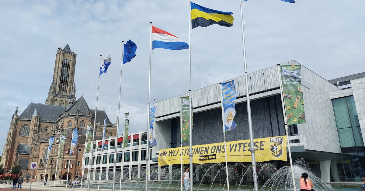 ahmedmarcouch's tweet card. De Nederlandse vlag komt toch in de raadszaal van Arnhem te hangen. Waar een voorstel voor een vaste plek voor de vlag jaren terug nog werd weggestemd, bestaat er nu wél een politieke meerderheid...