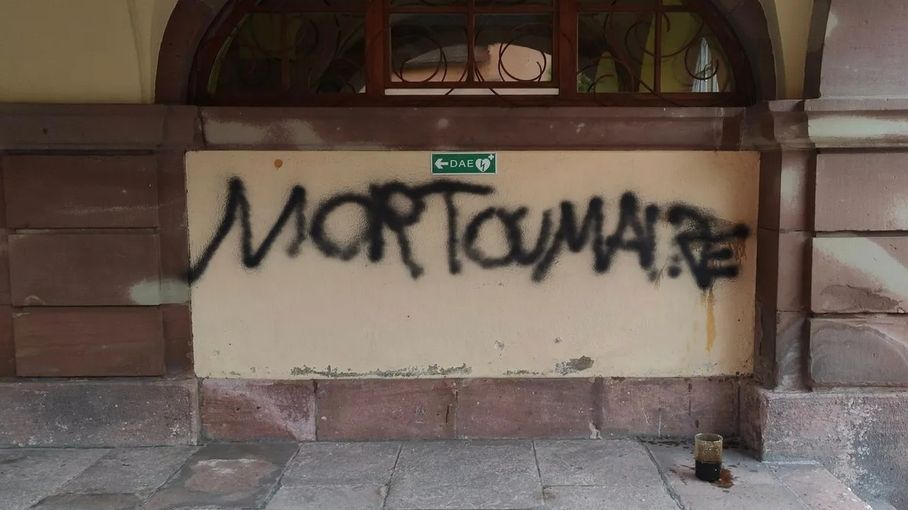 ThiebautWeber's tweet card. Les inscriptions ont été découvertes par les agents techniques mardi matin.