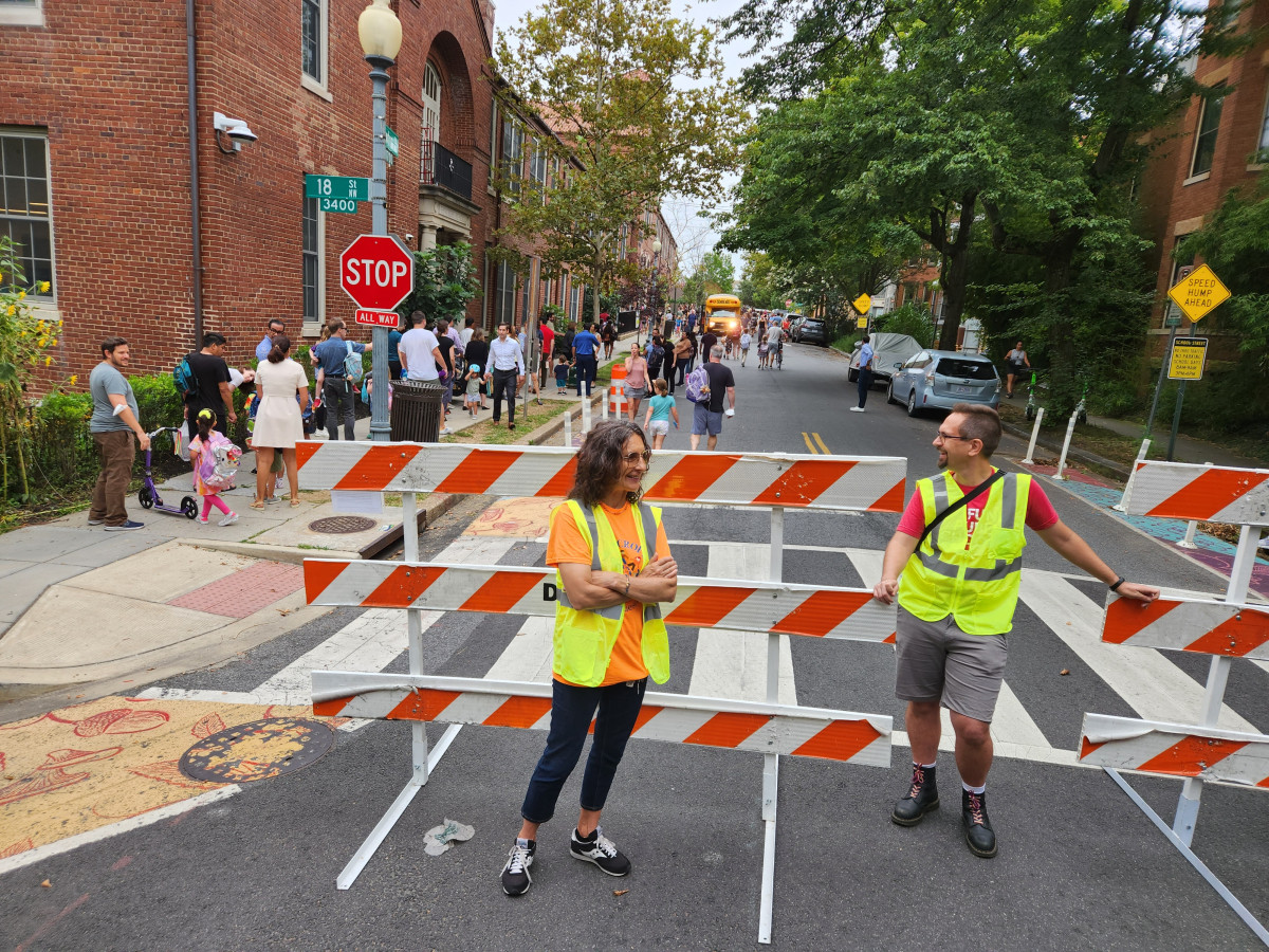 HelloRachelD's tweet card. At 8:00 am and 3:00 pm every school day, volunteers shut down the street in front of Bancroft Elementary School in Northwest DC to keep kids and parents safe from drivers. Here’s how they made it...