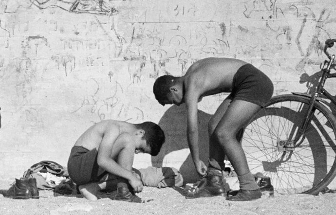 ALERTAeldiario's tweet card. Reúne 46 fotografías y un valioso conjunto de documentos personales, cámaras originales, hojas de contacto y material de prensa que componen un relato inmersivo y pedagógico