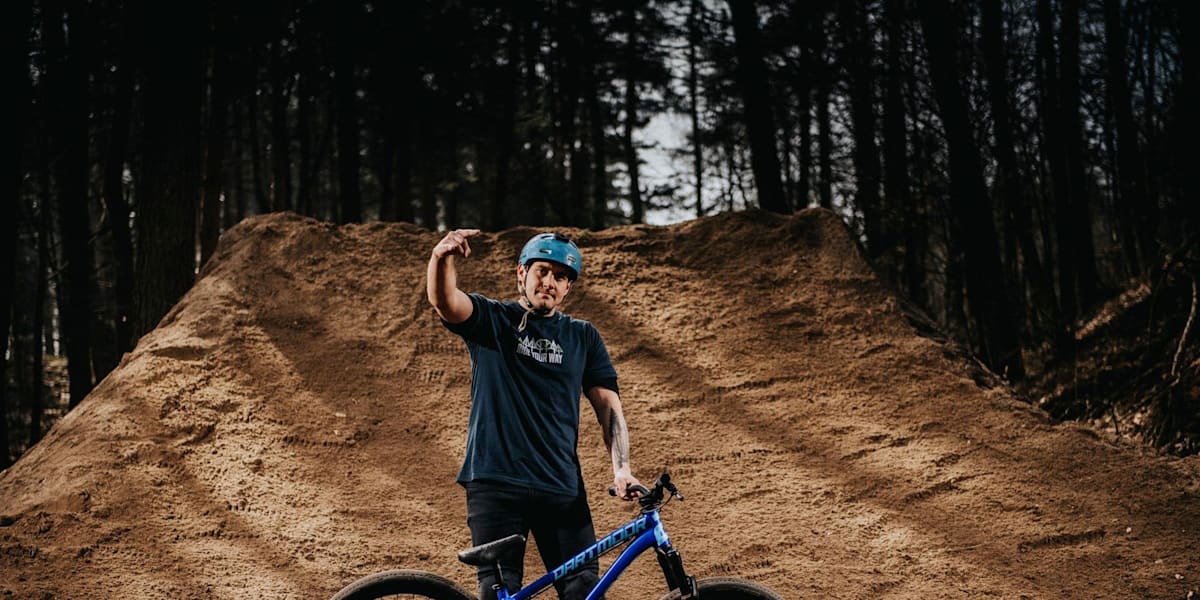 dartbikes's tweet card. O łączeniu ekstremalnej kariery z wychowaniem syna, planach na sezon 2019 i pękających oponach – zapraszamy na rozmowę z Markiem Łebkiem.