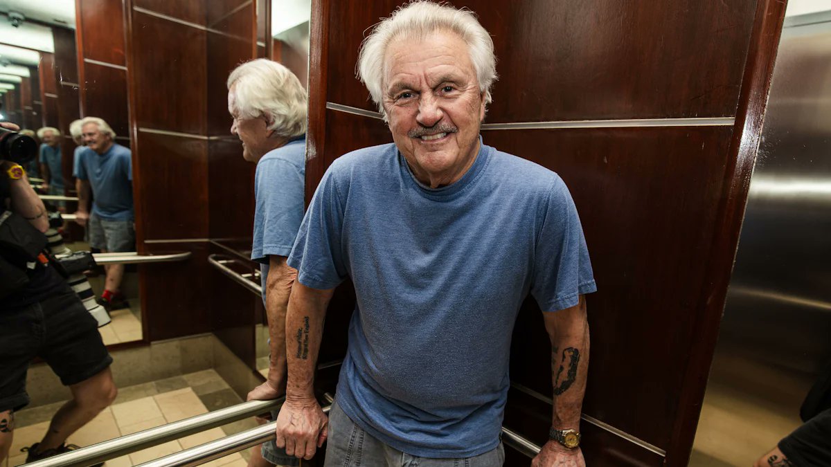 binarydee's tweet card. Der amerikanische Autor John Irving empfängt jetzt im kanadischen Exil. Es gibt viel zu besprechen - auch über die Lage in den USA