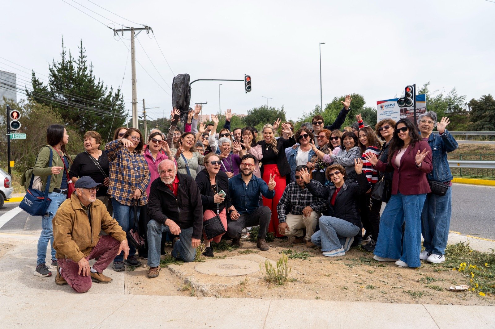 Comunal_VA's tweet card. Con una inversión superior a los $106 millones, Quilpué estrenó semáforos inteligentes en el cruce Piedra Lanceta con Las Barrancas. La medida busca mejorar la seguridad vial y ordenar el tránsito en...