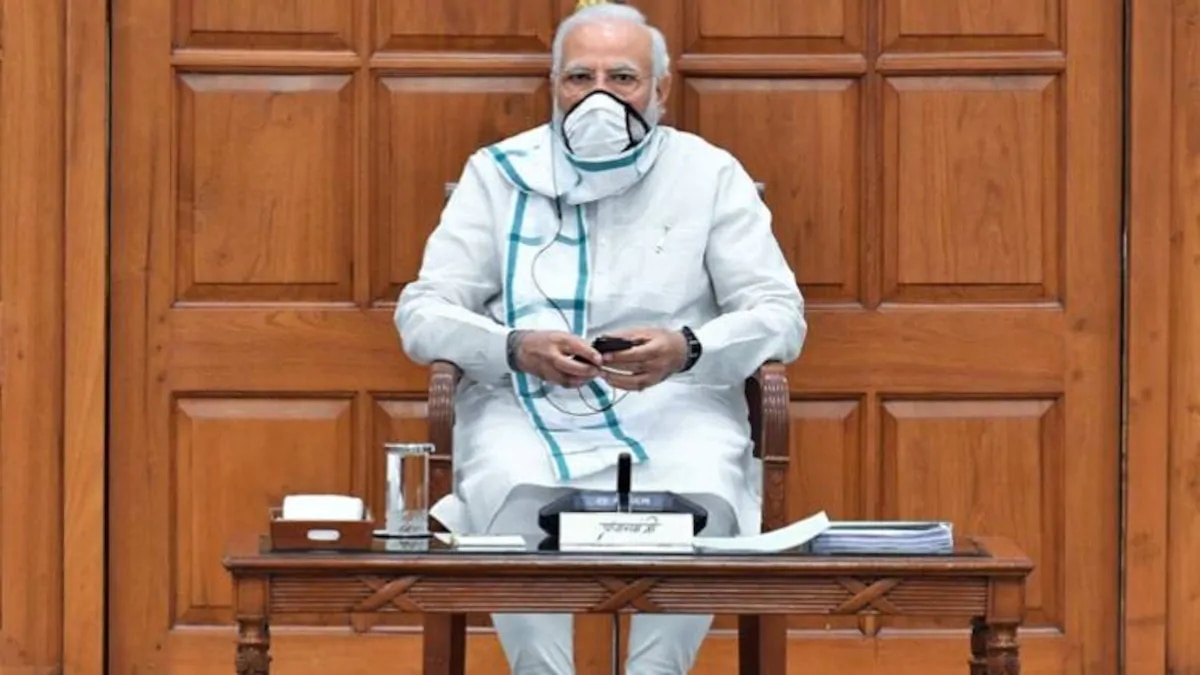 aajtak's tweet card. पीएमओ के अनुसार इस मीटिंग में सीनियर अधिकारियों के साथ-साथ लोकल प्रशासन से जुड़े लोग भी हैं. इसके अलावा इस मीटिंग में वाराणसी के अस्पतालों में कोविड से लड़ रहे डॉक्टर भी शामिल हैं. ये मीटिंग 11 बजे से...