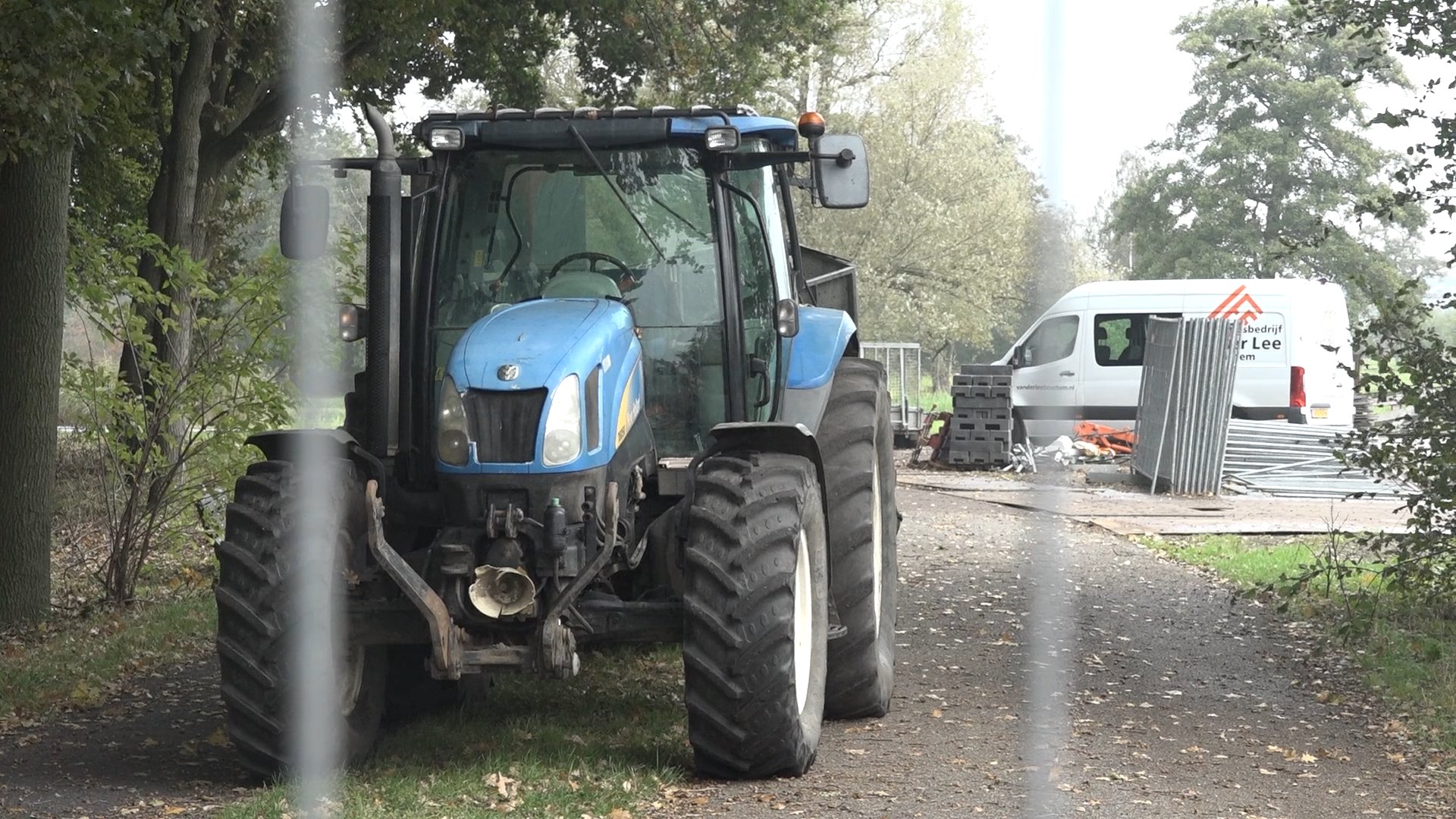 1Amstelveen_'s tweet card. De gemeente Amstelveen is pas kort voor de start geïnformeerd over de afsluiting van wandelpaden rond de Amstelveense Poel. Dat blijkt uit de beantwoording