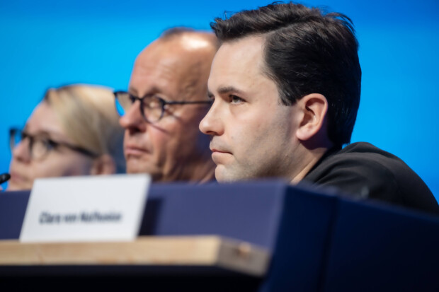 RolandTichy's tweet card. Die Junge Union sucht nach Exit-Strategien, um aus dem Rentenstreit wieder herauszukommen. Schon jetzt wird klar: Die Revolution ist abgeblasen. Die nächsten Hoffnungsträger verraten die CDU - das...