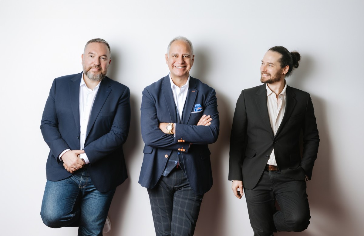 broGamersRJ's tweet card. It humorously calls this family the Model Zoo because one is like the size of a fly's brain and the other the size of a chicken's.