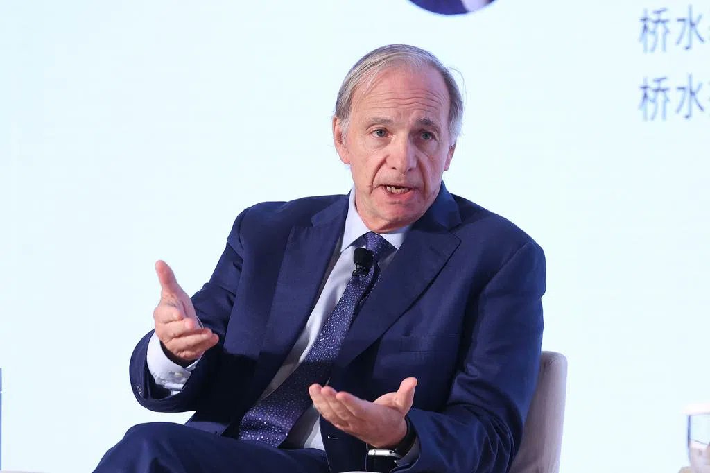 zaobaosg's tweet card. 全球最大对冲基金桥水创办人达利欧（Ray Dalio）指出，中国提振经济的关键不是刺激政策的规模，而是要恢复民营经济的活力。