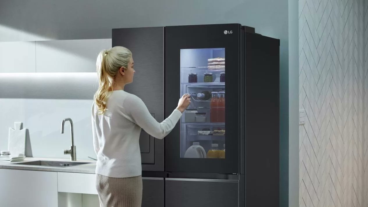 technonesia_id's tweet card. Intip 6 fitur kulkas pintar LG InstaView Smart Refrigerator 2025 yang mengubah dapur Anda jadi lebih canggih dan modern!