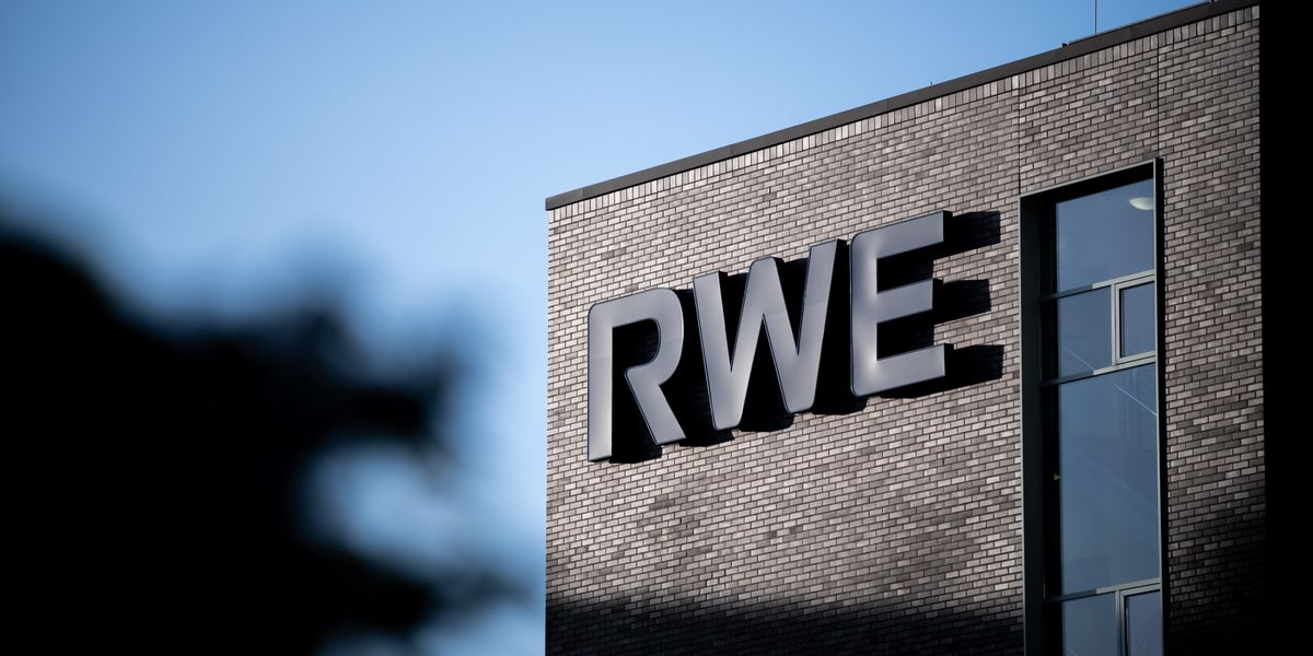 htmlterrier's tweet card. Die hohen Preise für Strom und Warmwasser kommen auch den Energiekonzernen zugute. Die Zahlen von RWE für das dritte Quartal dürften die Aktionäre mehr als zufriedenstellen.