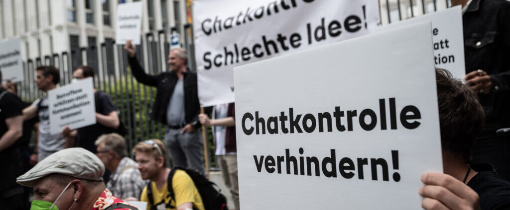 Ricarda_Lang's tweet card. Die EU-Kommission will Messenger-Dienste wie WhatsApp und Signal zwingen, alle privaten Nachrichten und Fotos in Echtzeit zu scannen. Angeblich zum Kinderschutz. In Wahrheit bedeutet die...