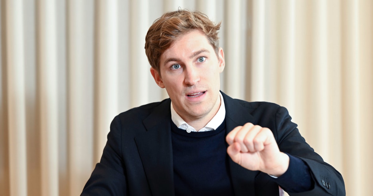 nikkei_startup's tweet card. 音声AI（人工知能）スタートアップの米イレブンラボは日本語に特化したAIモデルを開発する。2026年末までの1年間で1100万ドル（約17億円）を投資し、日本拠点の人員を3〜4倍に増やす。日本語に強みを持つAIモデルの開発競争が激しくなる。初来日したマティ・スタニシェフスキ最高経営責任者（CEO）が日本経済新聞の取材に答えた。イレブンラボは22年設立で、AIを使った合成音声のモデル開発やサービ