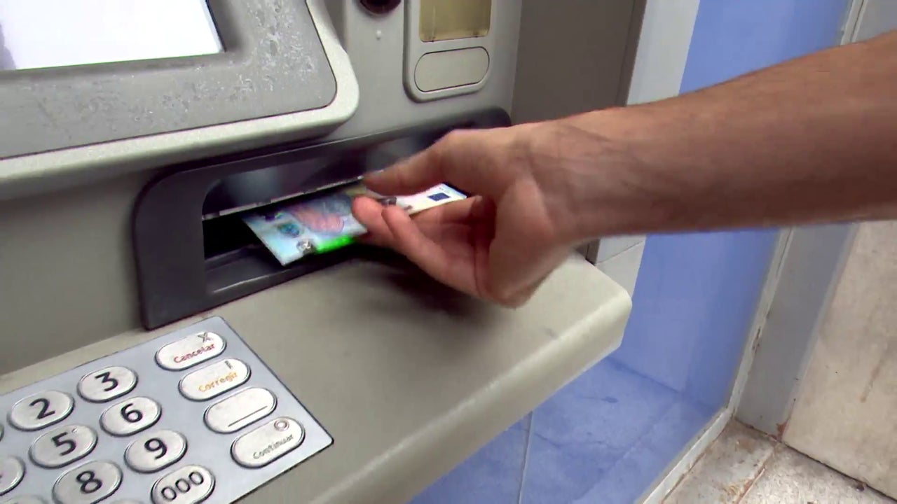 A3Noticias's tweet card. Ingresar o retirar dinero en efectivo del banco sin una justificación clara puede conllevar sanciones de hasta 150.000 euros.