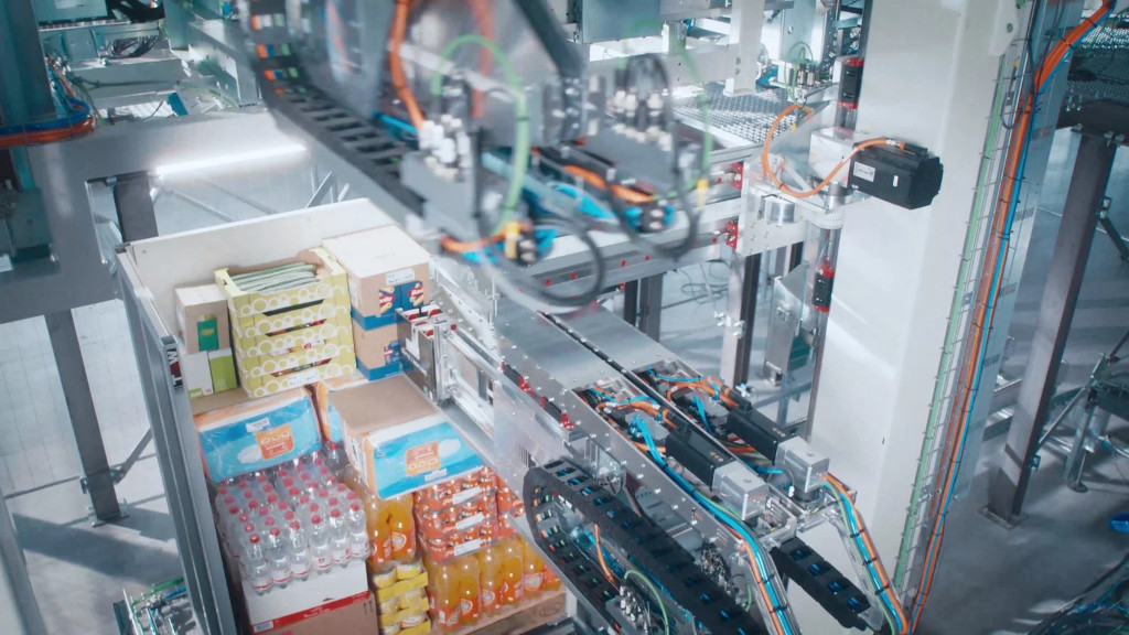 RetailOptimiser's tweet card. British retailer Marks & Spencer earmarked 400 million Euros investment in its food supply chain.