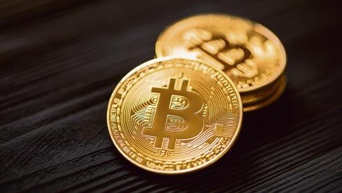 lopp's tweet card. כתב אישום שהוגש נגד מוראד מחאג'נה מת"א מפרט איך הוא ושני חשודים התפרצו לדירת הקורבן, כבלו אותו ואיימו: "אם תפנה למשטרה - המשפחה תיפגע". הנאשם הכריז "אנחנו ממשפחת קראג'ה", המטבעות הגנובים הועברו לכמה...