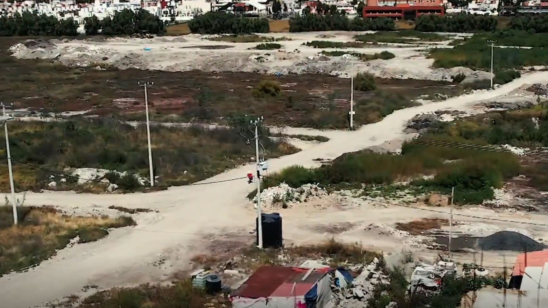 rob_setter's tweet card. La autoridad municipal ha censado al menos 200 construcciones ilegales en la zona, unas muy precarias y otras a punto de construir el tercer piso