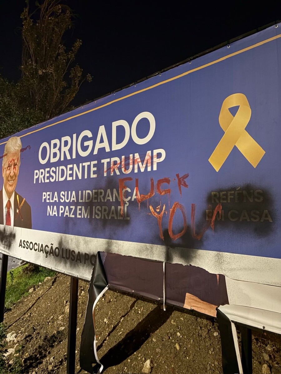 Hedflow's tweet card. Os dois outdoors foram instalados em dois pontos da capital portuguesa pela Associação Luso Portugueses por Israel