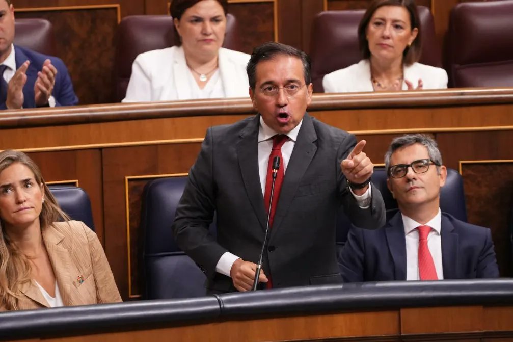 elmundoes's tweet card. El Ministerio de Asuntos Exteriores, Unión Europea y Cooperación ha admitido haber pagado los billetes de avión de los 21 españoles de la Global Sumud Flotilla que se...