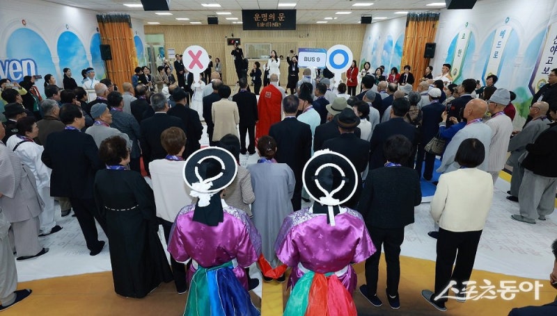 skyfood07's tweet card. ‘제3기 만국초청 계시록특강’ 성료… 역대 최대규모 3박 4일간 찬양·기도·토론하며 ‘이해와 화합’ 실감 이만희 총회장 “종교지도자 가치 ‘진리·평화’ 지키자” “이토록 자유롭고 따뜻한 교류는 처음이었습니다. 진리