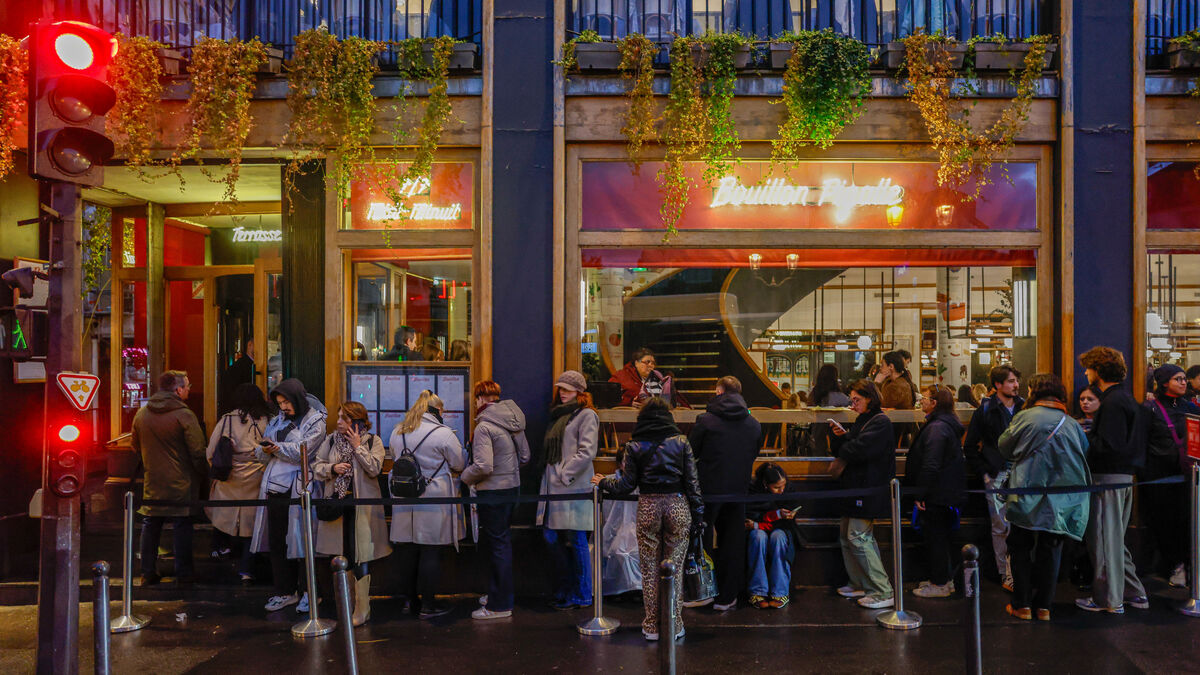 joyPC37's tweet card. À Paris, les files d’attente se multiplient un peu partout. Derrière ce phénomène, des stratégies commerciales bien rodées, qui poussent le