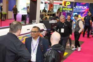 Signanddigital's tweet card. One registration provides visitors access to both exhibitions therefore there is no need to register twice. This allows visitors to avoid the extra-long