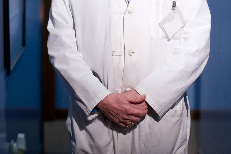 valch75's tweet card. Le Collège des médecins invite les fédérations médicales et le gouvernement à reprendre le dialogue et juge que pour ce faire, la loi 2 doit être suspendue.