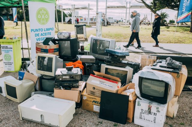 NMDP11's tweet card. Será el jueves 27 de noviembre en la Facultad de Ciencias Económicas y Sociales. Se recibirán residuos tecnológicos, ropa, medicamentos vencidos, aceites usados y otros materiales reciclables.