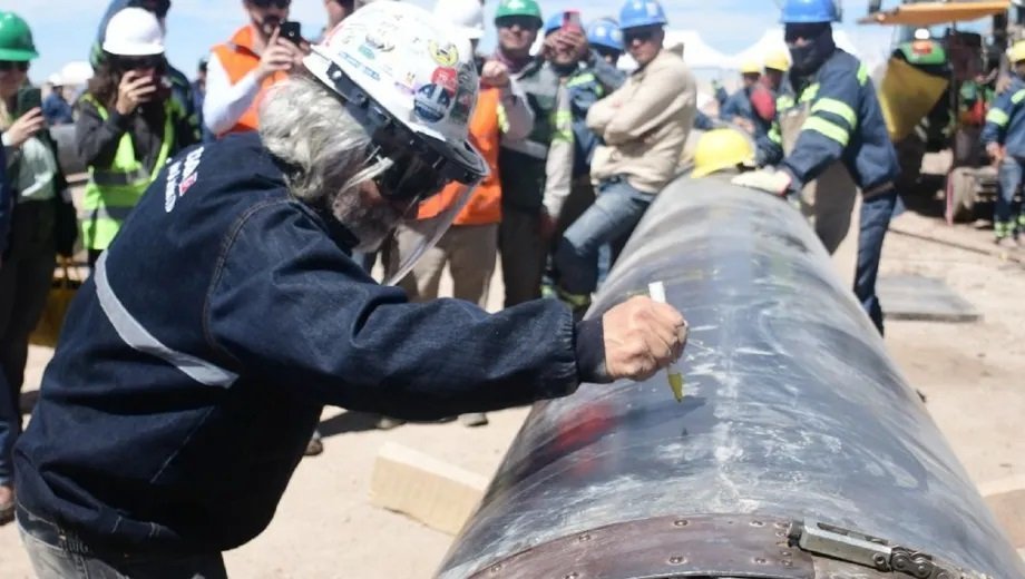 NeuquenpostC's tweet card. La finalización de la última soldadura del Oleoducto Vaca Muerta Sur marca un punto de inflexión en la infraestructura energética del país: por primera vez, el crudo neuquino tendrá una salida...