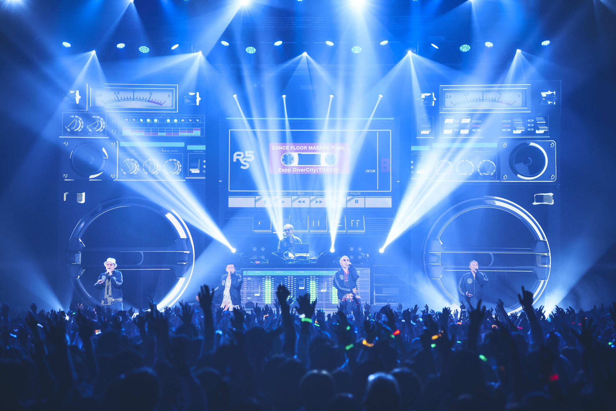 ripslyme_com's tweet card. 　約8年ぶりに5人で再集結したRIPSLYMEが、全国ツアー「DANCEFLOORMASSIVEFINAL」のファイナル公演を11月15日(土)、ZeppDiverCity(TOKYO)で開催した。10月3日(金)にスタートして全国7会場を巡ってきた今回のツアーはこの日で1...