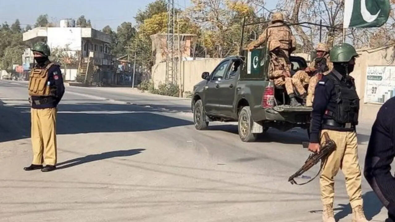 TNNavbharat's tweet card. खैबर पख्तूनख्वा के मध्य कुर्रम जिले में पाकिस्तानी सेना पर हमला हुआ है। यहां विद्रोही संगठनों द्वारा कई और खतरनाक हमले एक साथ किए गए, जिसमें एक विंग कमांडर और एक मेजर सहित 11 पाकिस्तानी सेना के...