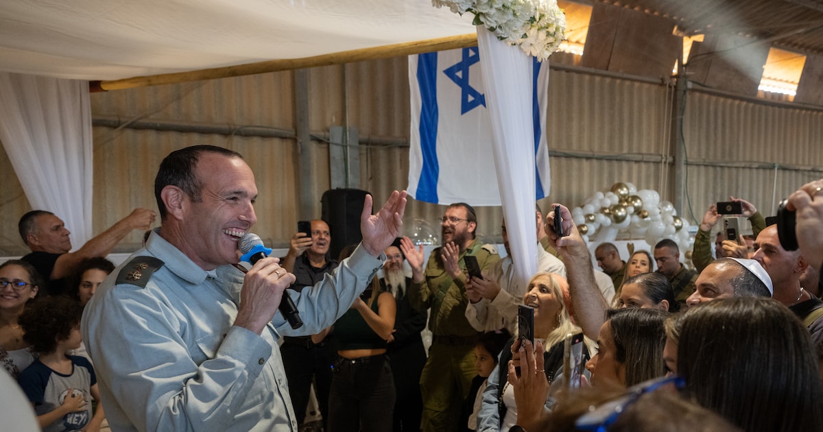 SiccoVanHoegee's tweet card. Het rommelt bij het Amsterdamse Concertgebouw. Een kwart van de medewerkers heeft een brief aan de directie ondertekend waarin bezwaar wordt gemaakt tegen het compromis dat directeur Simon Reinink...