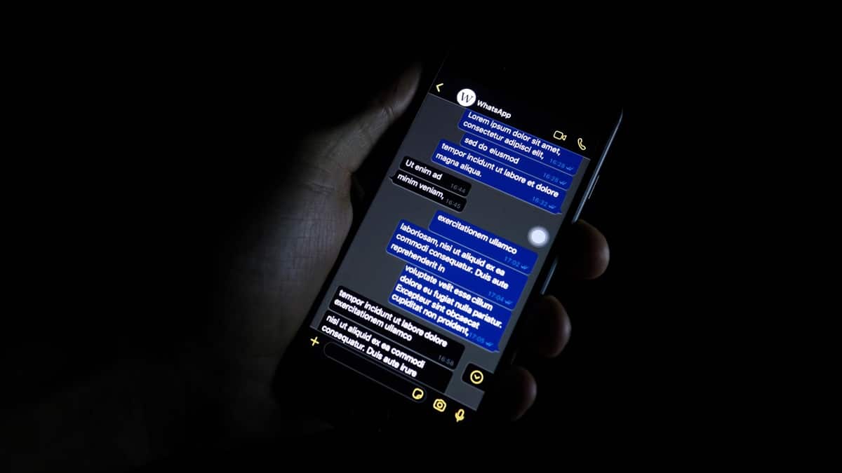 AndroidMT's tweet card. Android 16 impose un mode sombre cohérent. Voici comment l’ajouter facilement dans votre application, et quand le code devient indispensable.