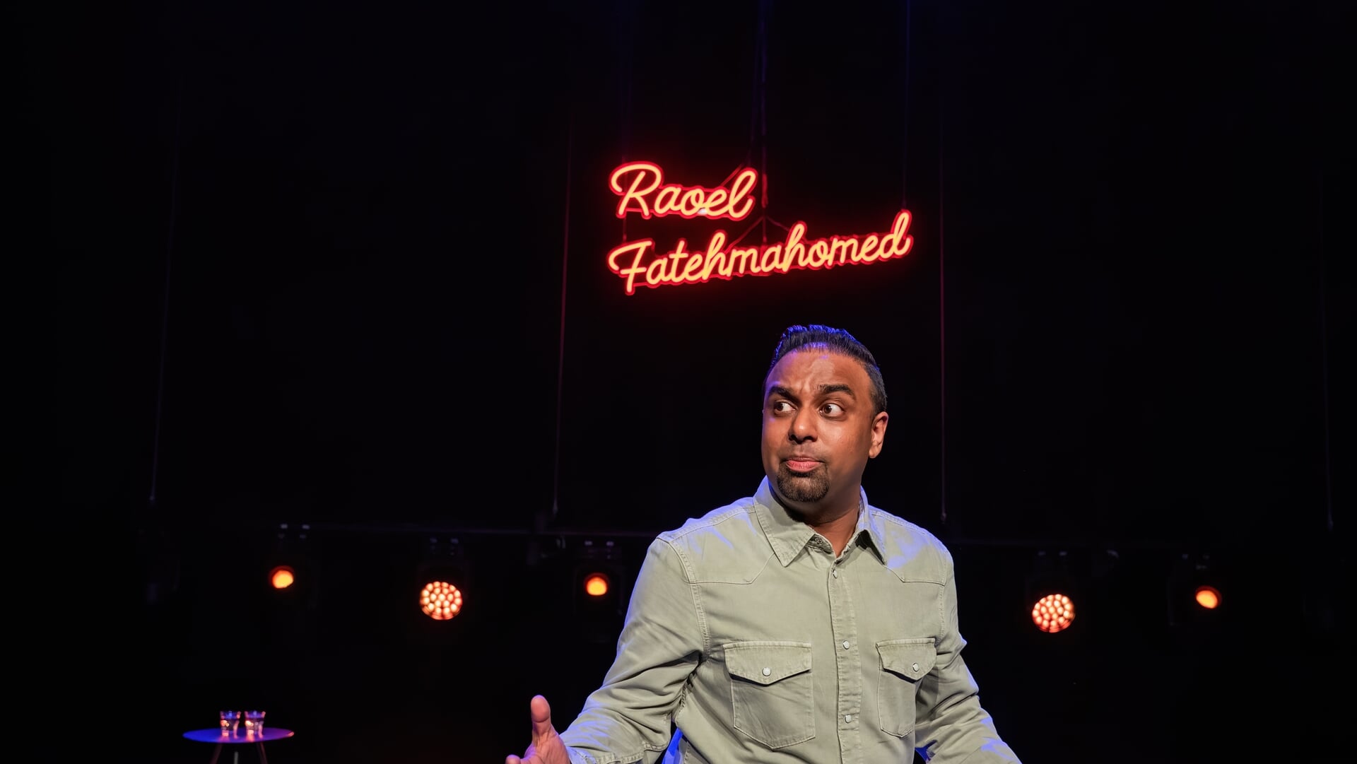RoosRobbert's tweet card. Waddinxveen - Stand-upcomedian Raoel Fatehmahomed (30) werd geboren in Rotterdam, maar woont sinds vijf jaar in Waddinxveen. Daar vindt hij zijn rust als hij terugkomt na een avond in het theater....
