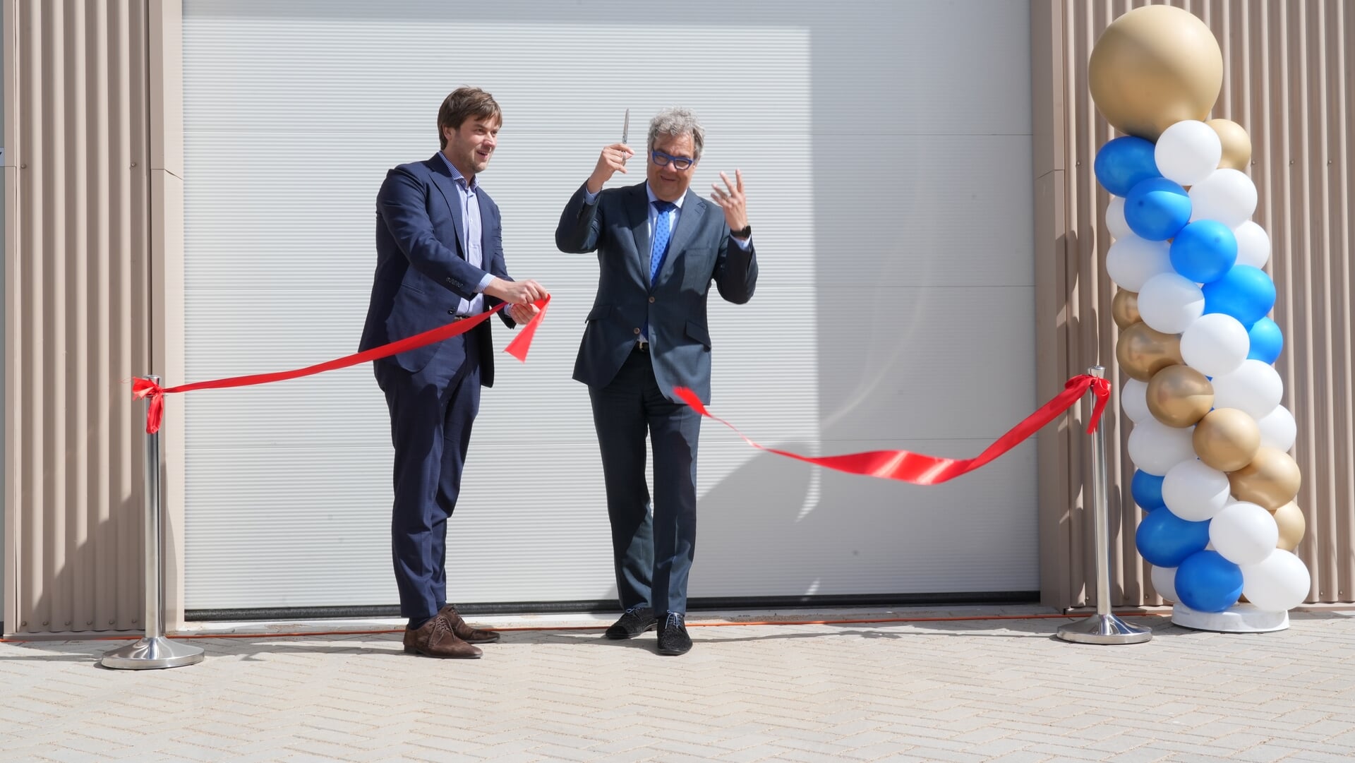 RoosRobbert's tweet card. Zoetermeer - Feest op het nieuwe bedrijventerrein aan de Kelvinstraat. Daar opende vrijdag 23 mei wethouder Economie Jan Iedema het net opgeleverde complex in het bijzijn van ontwikkelaar Van der...